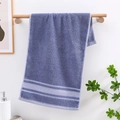 Asciugamano in cotone viola scuro con motivo a onde bianche su un'asta di legno - Blu Con Motivo A Freccia Grande
