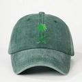 Dettaglio del cappellino da baseball verde lavato con emblema di palma e spade - Taglia unica / Verde Scuro