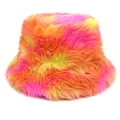 Detail van regenboog tie-dye bucket hat van imitatiebont met zachte pluche textuur en kleur - M (56-58cm) / Roze Oranje en Geel Vurig Verloop (3#)