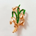 Detail van de lelietje-van-dalen broche met wit emaille en gouden strik accent - Lelietje-van-dalen Broche