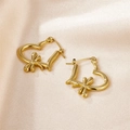 Minimalistische goldene Libellenohrringe in Herzform auf elegantem champagnerfarbenem Satin - Goldenes Herz Libellenstil (E00924G)