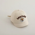 Dettaglio cappello beige per bambini con patch orsetto 3D e ricami fini - Bambino piccolo (46-48cm) / Beige