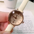 Nahaufnahme der eleganten kleinen Quarzuhr mit beige Armband und Roségoldgehäuse - Weiß (62967)