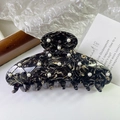 Detail einer Haarklammer mit Schildpattmuster und Perlen auf einem Holztablett - 3# Schwarzgold Marmor Perle / Schwarz & Gold