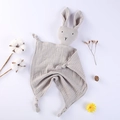 Détail d'un doudou lapin en gaze de coton gris clair avec des coins noués doux - 30*30 cm / Lapin Gris