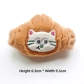 Détail de l'accessoire peluche chat croissant de 6,5 cm de haut et 9,5 cm de large - Ajustable / Kaki