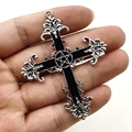Ciondolo a croce gotica in smalto nero con stella pentagramma tenuto in mano - Croce con Centro Nero in Metallo Argentato
