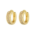 Detalle de pendientes huggie dorados con doble fila de circonitas sobre fondo blanco - Huggie Dorado con Doble Fila de Pavé (E406-1)