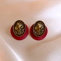 Vintage-Ohrringe mit ovalem Relief, Mädchen-Silhouette in Gold und tiefrotem Matt - Antikes Goldprofil Porträtstecker (69#)