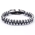 Gros plan du bracelet double rang en perles de métal avec fermoir GT Collection gravé - Perles en acier inoxydable