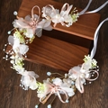 Guirnalda floral de novia con flores rosas, perlas y lazos sobre soporte de madera - Verdor Rosa Nueva Corona