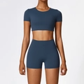 Ensemble de yoga bleu foncé avec crop top à manches courtes et short de compression - S / Haut Et Bas / Bleu Marine