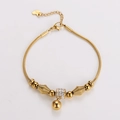 Vista detallada de la pulsera de cadena de serpiente de acero inoxidable dorado con cuentas - Oro de 18K