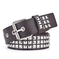 Detail van Y2K punk leren riem met drie rijen zilveren metalen vierkante studs - koffiekleur