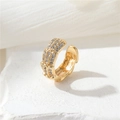 Eleganter goldener U-Ohrclip mit drei Reihen funkelnder weißer Zirkonia - 14K Gold Welle Drei-Reihen Strass (H-12043)