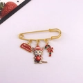 Detalle del broche navideño con gato, etiqueta Merry Christmas y bastón de caramelo en esmalte - Gato de Pie con Corona de Navidad