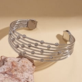 Nahaufnahme des fünflagigen silbernen Perlenarmbands mit facettierten Perlen auf Stein - Silber