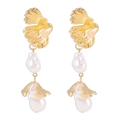 Detalle de pendientes de hoja dorada con perlas barrocas blancas de forma irregular - Dorado