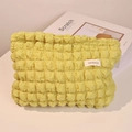 Neceser amarillo con textura de burbujas y diseño acolchado con etiqueta de HR - Amarillo