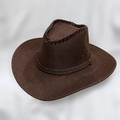 Gros plan d'un chapeau de cowboy marron avec corde décorative et coutures précises - 58cm Taille Unique / Lin Café Foncé avec Corde
