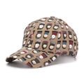 Détail d'une casquette beige avec imprimés répétitifs de personnages de dessins animés - Taille unique / Kaki