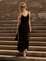 Dettaglio di abito lungo in maglia nera con intricati motivi traforati e scollo a V - S / Nero