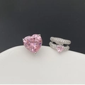 Détail d'un ensemble de bijoux argentés avec cristaux de cœur roses et zircons fins - Tige d'Oreille Cœur Rose