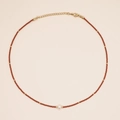 Collana bohémien in perline rosso-marrone e oro con una perla bianca centrale - Marrone Rossastro/Oro (MI-N220071B)
