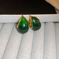 Detailansicht der smaragdgrünen Vintage-Ohrhänger mit elegantem goldenem Metallrand - Dunkelgrüne transparente Harz-Wassertropfen-Ohrhänger (Silberohrringstift)
