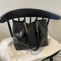 Grand sac cabas noir chic en cuir brillant avec bandoulière en chaîne dorée - Noir