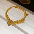 Bracelet doré avec cinq pièces anciennes et pendentif gourde sur support blanc - Style Calebasse de Chance Cinq Pièces d'Or (5883724577858)