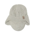 Detail der dicken Strickmütze mit Ohrenschutz und Lederetikett mit Hirschmotiv - M (56-58cm) / Khaki