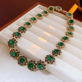Dettaglio ravvicinato di fiori verde smeraldo su un bracciale a maglie in oro vintage - Stile a Grappolo di Fiori Collegato / Collana-Verde