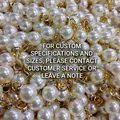 Colgante de perla ABS blanca con aro de metal dorado y brillantes diamantes de cristal - Colgante de 8mm / Blanco Crema de Alto Brillo + Base de Estrás Dorada