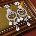 Detail von Vintage-Tropfenohrringen mit Kristall-Strass auf grünem Samt - 925 Silberstift - Silber/Klar