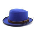 Détail d'un chapeau en laine bleu roi avec ruban décoratif marron et couture zigzag - M (56-58cm) / Bleu