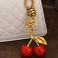 Ciondolo per chiavi a ciliegia in resina rossa su borsa in pelle trapuntata bianca - Ciondolo Ciliegia Oro Antico