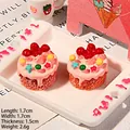 Détail macro de charmes de gâteau à la fraise en résine de 1,7cm pour le bricolage et bijoux - Rose