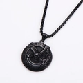 Dettaglio del ciondolo aquila nera con incisione Liberty Truth Justice Equality lucida - Con catena da 60 cm / Nero