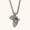 Collana con mappa dell'Africa argento, pugno in rilievo e strass su catena a cordoncino - Collana da Uomo con Ciondolo Gesto del Pugno e Catena Torta / Color Acciaio