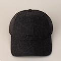Dettaglio vista dall'alto del cappello nero con motivo leopardato lucido sottile - M (56-58cm) / Nero