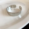Detaillierte Nahaufnahme eines silbernen Metallarmreifs mit edlem Wellenrand-Design - Muschelkanten-Stil (2#)