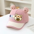 Detailopname van roze berenoren met pootborduurwerk op de honkbalpet voor kinderen - 52cm / Roze