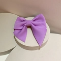 Detalle de textura de lazo de cinta morada para el pelo en un soporte minimalista - Clip para el pelo / Púrpura