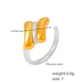 Vue détaillée de la bague en acier titane bicolore avec motif ondulé de 0,9 cm - A881-Bague bicolore design vague-Taille 7