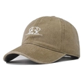 Dettaglio ricamo cane cartone animato su cappello baseball in cotone kaki lavato - Cachi