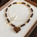 Dettaglio collana vintage a strati con perle occhio di tigre e ciondolo a cuore - 4# Collana Doppio Strato Cuore Leopardato / Caffè (Placcato Oro)