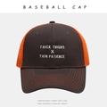 Detailansicht der weißen Stickerei auf zweifarbiger Trucker-Cap mit orangefarbenem Netz - Verstellbar / Dunkelgrau + Oranges Mesh