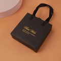 Schwarze Schmuck-Geschenktasche mit Goldprägung und schwarzen Satin-Griffen - Schwarz