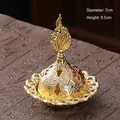 Détail d'un brûleur d'encens doré de style Dubaï avec couvercle ajouré et dimensions indiquées - Pointu A